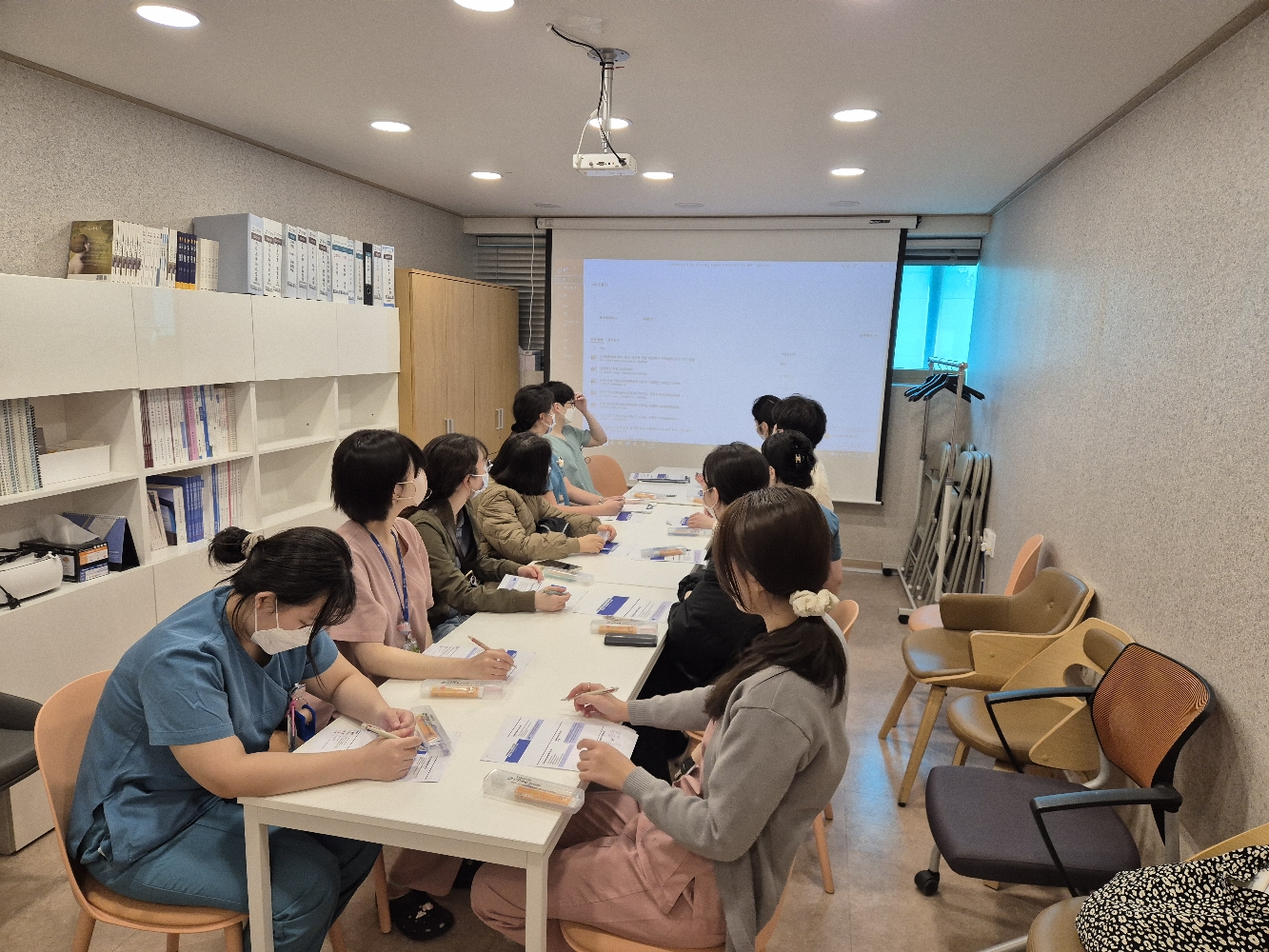 (2025.04.11) 병동 간호사 대상 퇴원환자 지역사회 연계 사업 및 원내 OCS '공공의료연계'설명회_6A,B병동 (2).jpg