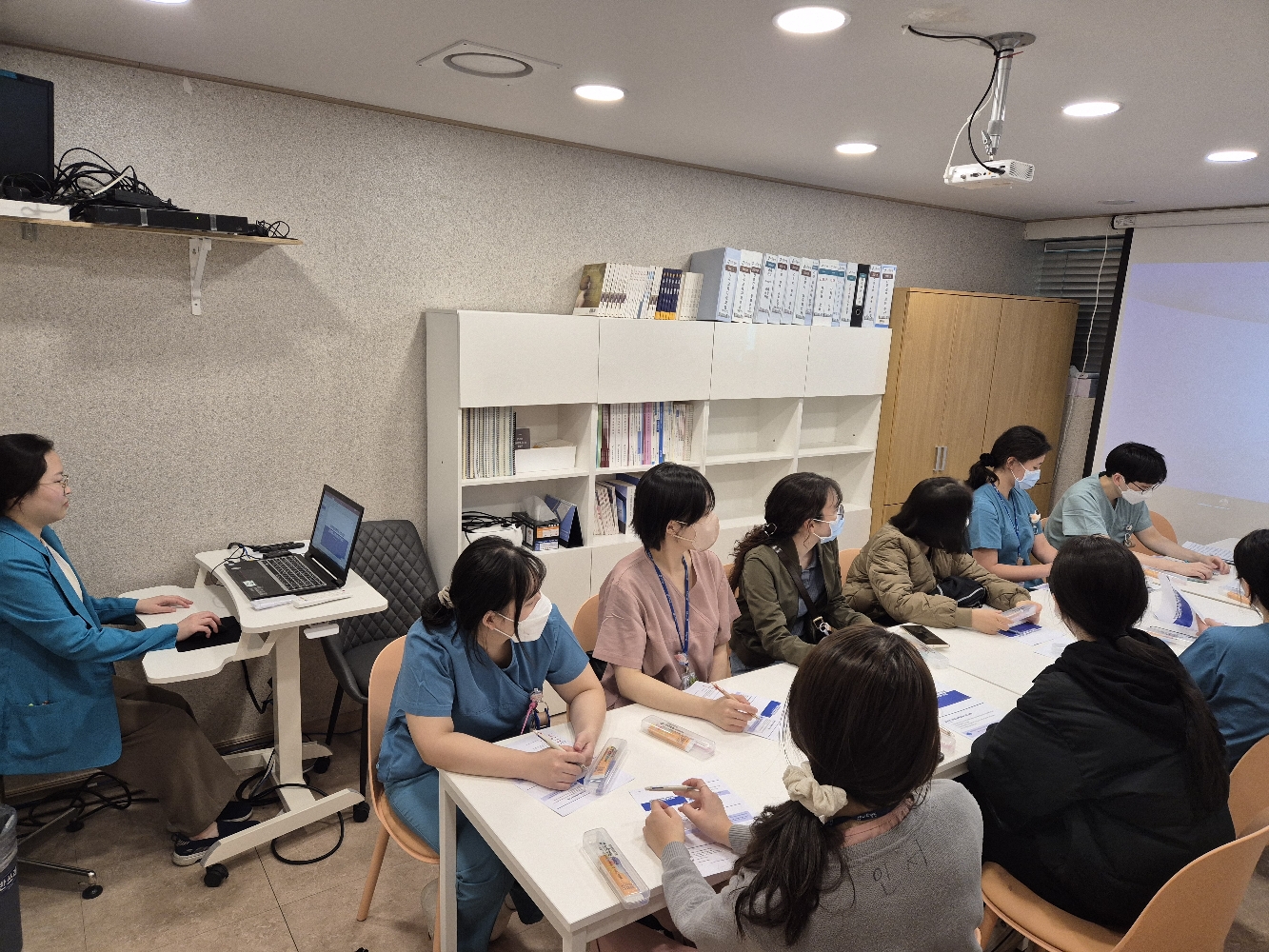(2025.04.11) 병동 간호사 대상 퇴원환자 지역사회 연계 사업 및 원내 OCS '공공의료연계'설명회_6A,B병동 (1).jpg